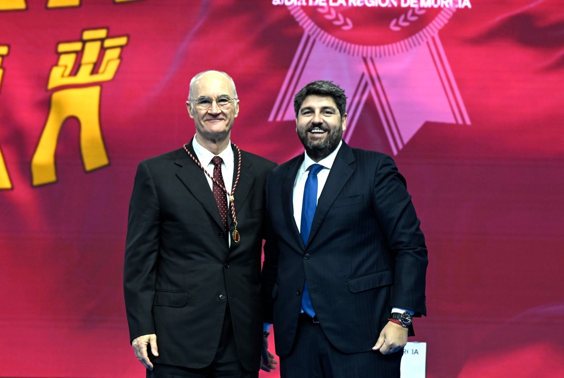 El doctor Pedro Luis Ripoll con la Medalla de Oro de la Región de Murcia junto al presidente regional Fernando López Miras