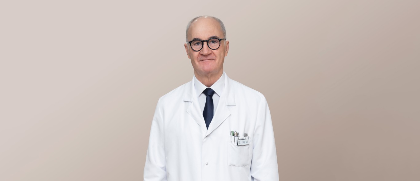 El doctor Pedro Luis Ripoll con bata blanca